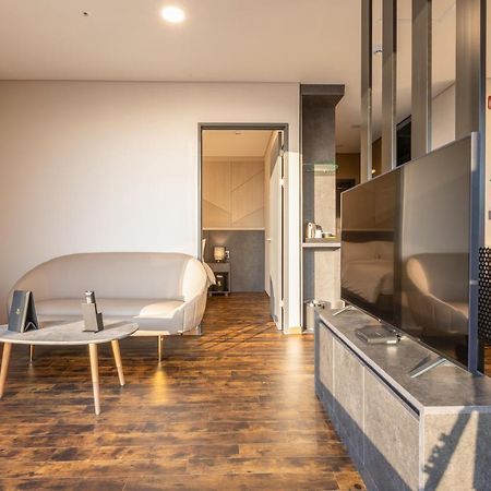Urban-Est Hotel Коян Экстерьер фото