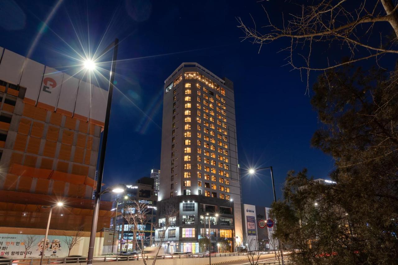 Urban-Est Hotel Коян Экстерьер фото