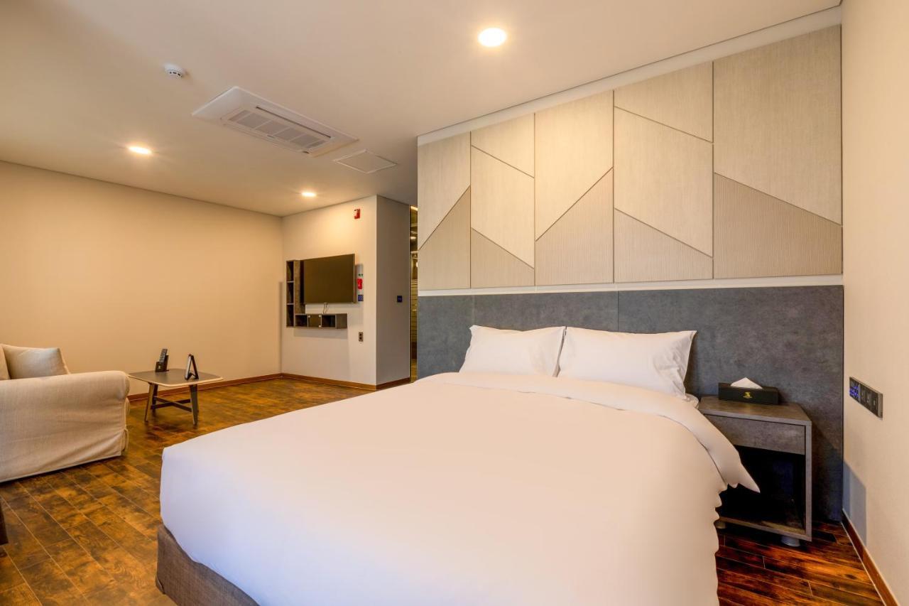 Urban-Est Hotel Коян Экстерьер фото