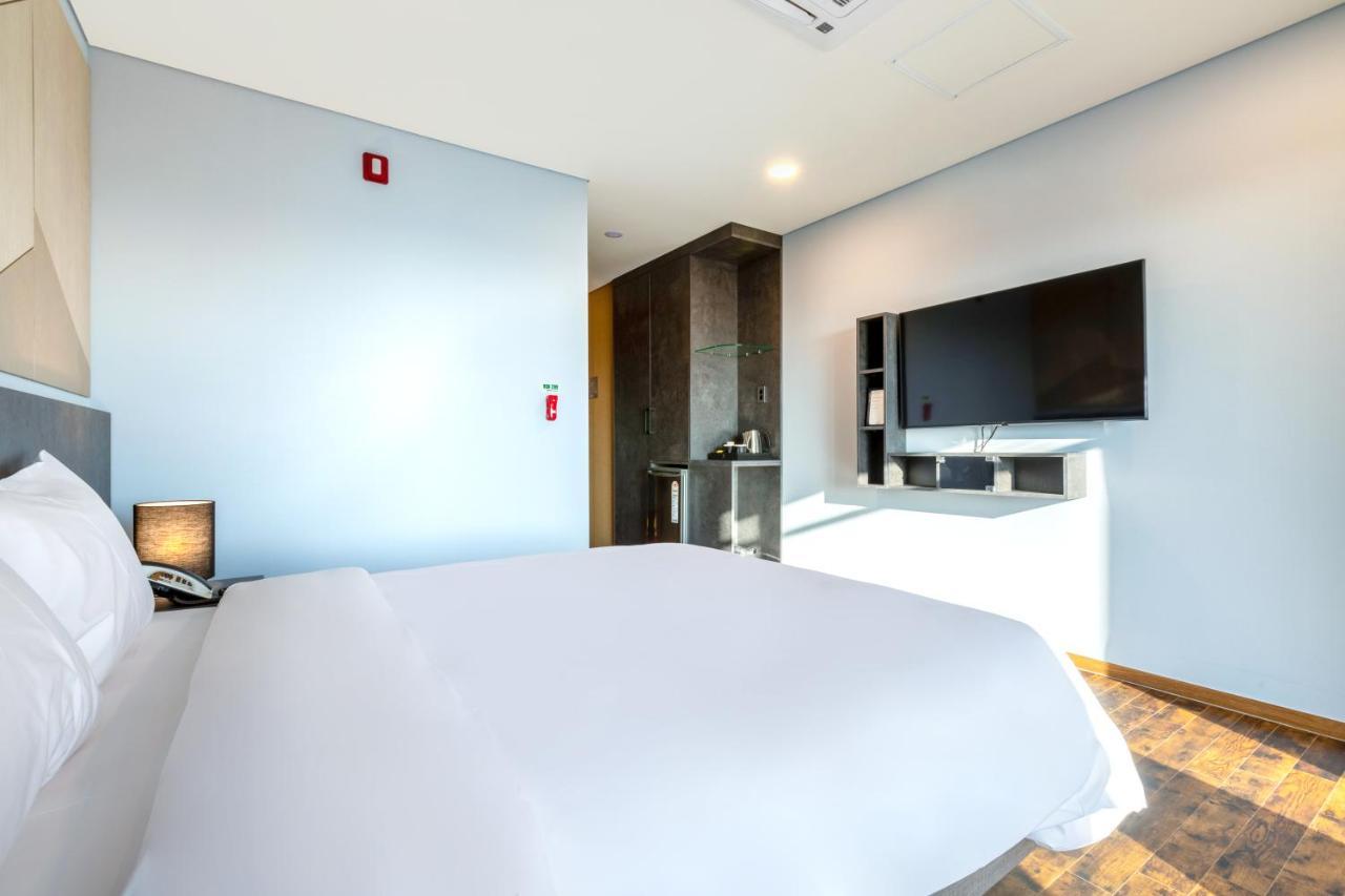 Urban-Est Hotel Коян Экстерьер фото