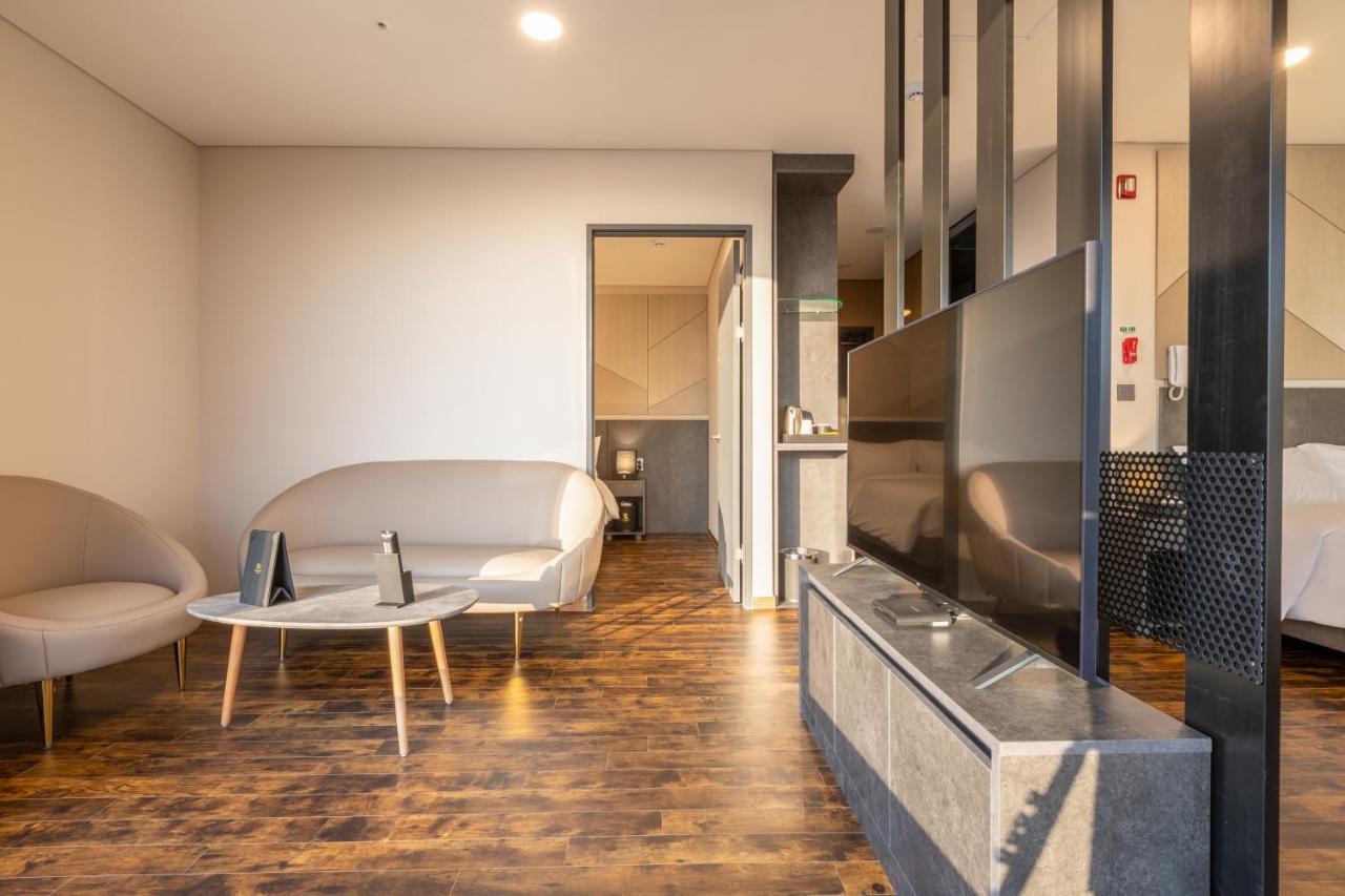Urban-Est Hotel Коян Экстерьер фото
