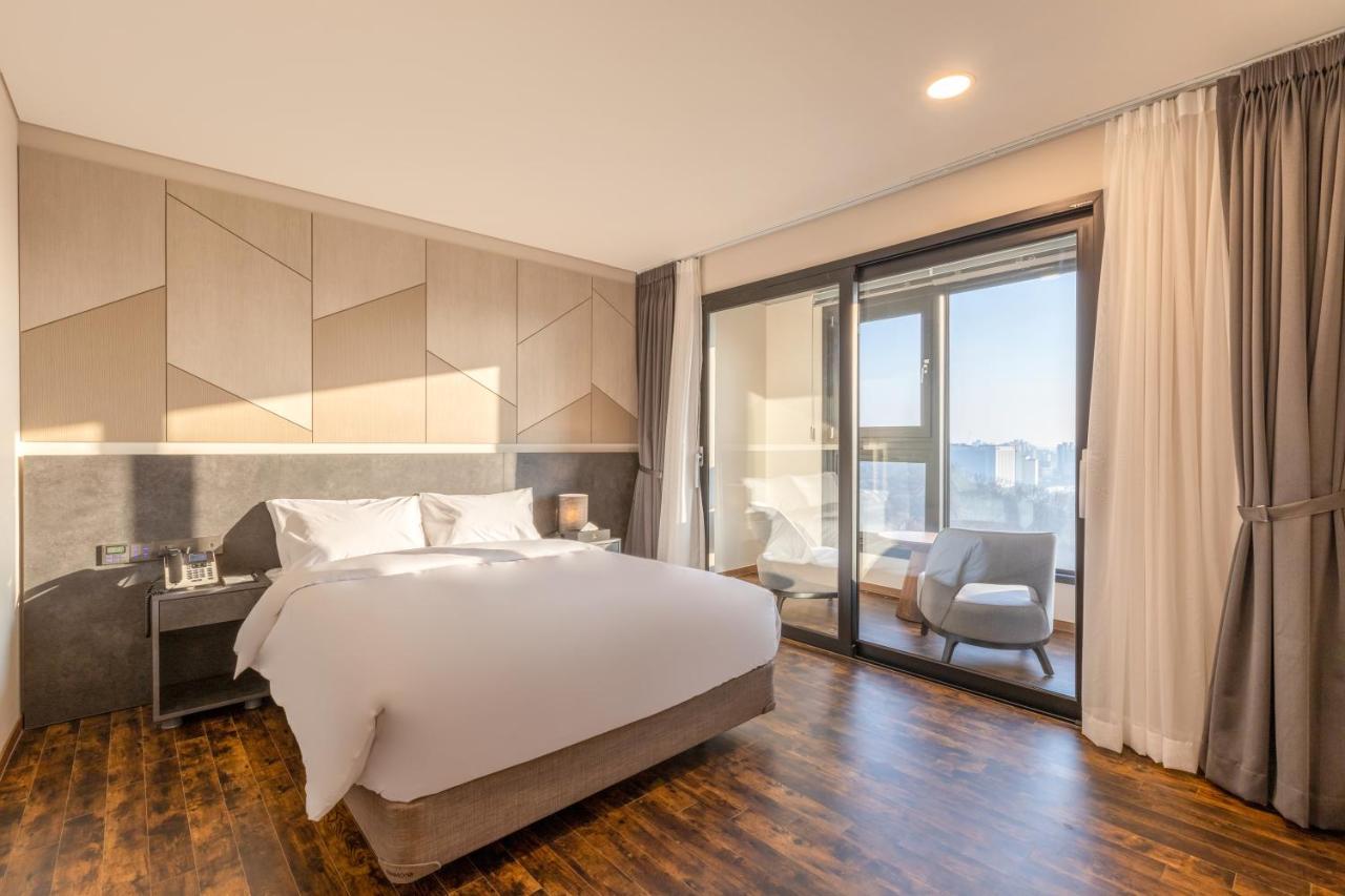 Urban-Est Hotel Коян Экстерьер фото