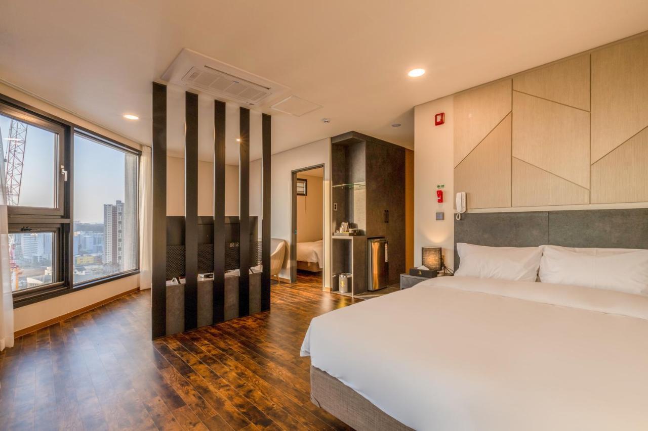 Urban-Est Hotel Коян Экстерьер фото