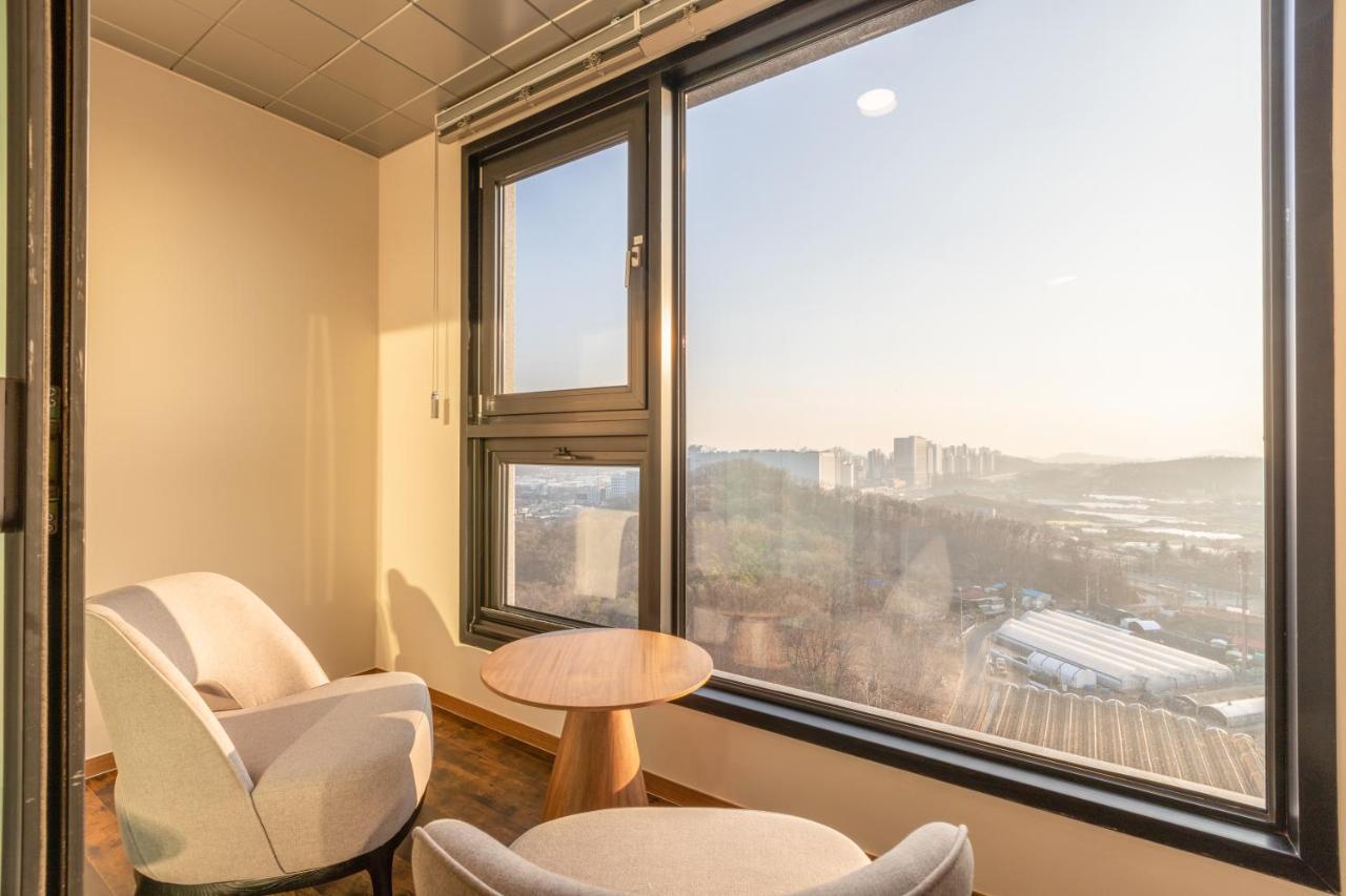 Urban-Est Hotel Коян Экстерьер фото