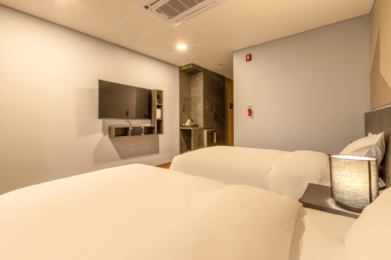 Urban-Est Hotel Коян Экстерьер фото