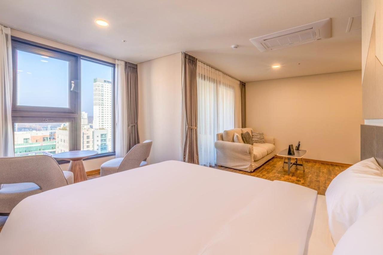 Urban-Est Hotel Коян Экстерьер фото