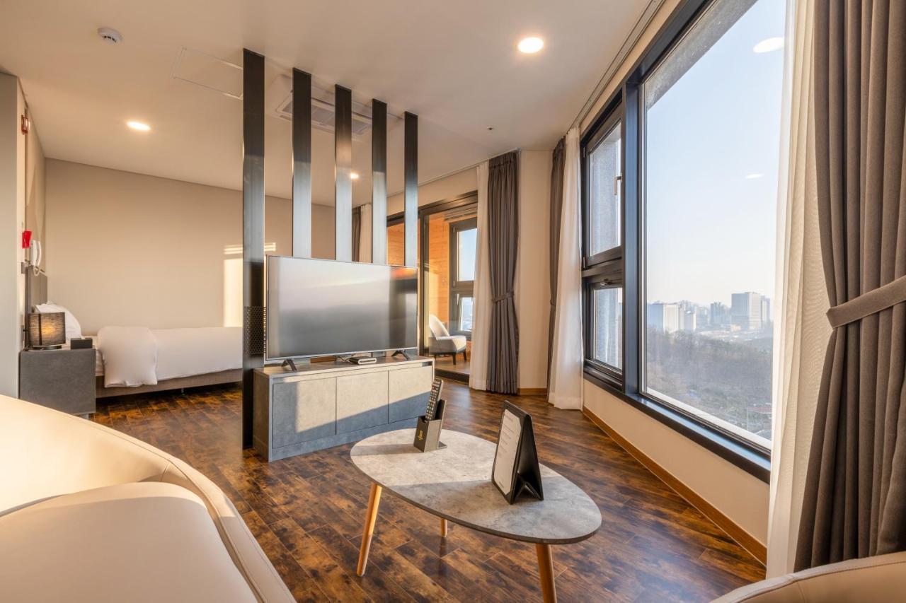 Urban-Est Hotel Коян Экстерьер фото