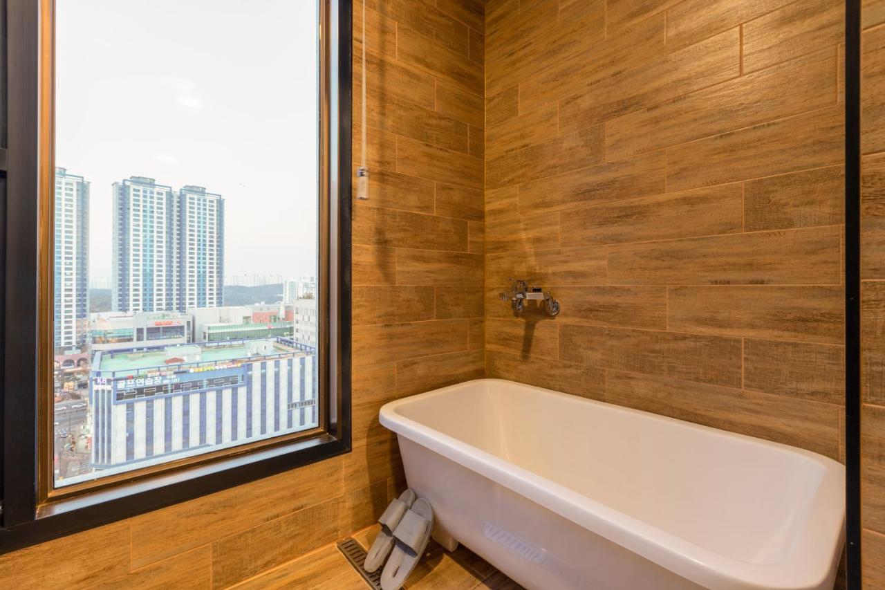 Urban-Est Hotel Коян Экстерьер фото
